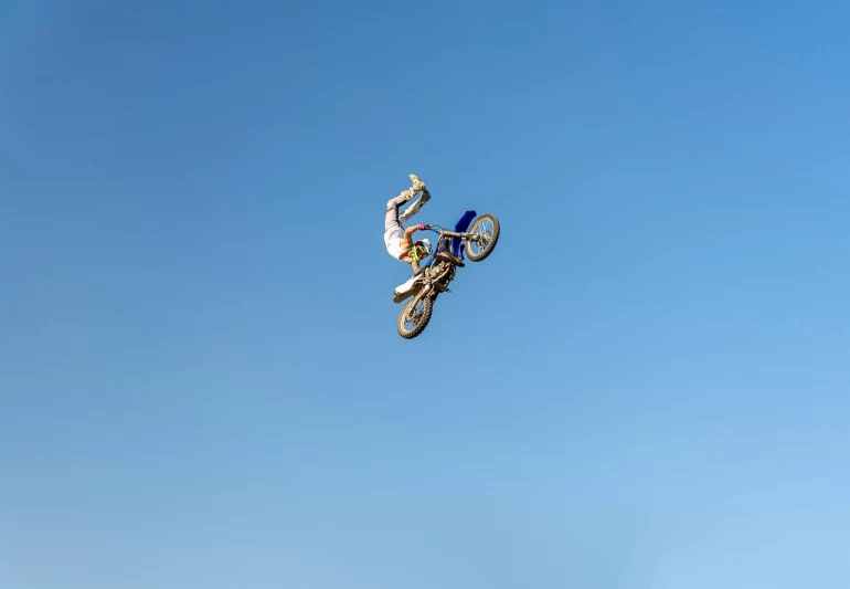 Les innovations technologiques qui transforment le monde de la compétition auto et moto