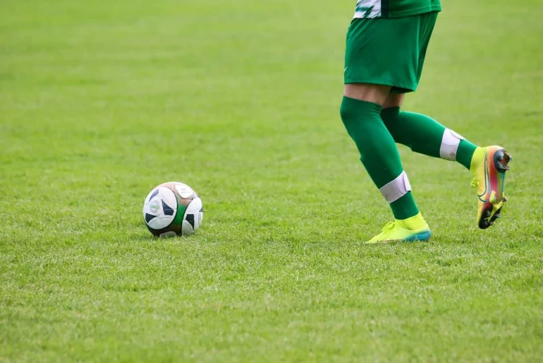Comment choisir ses crampons pour jouer au football : guide pratique selon le terrain, quelle paire vous fera gagner ?