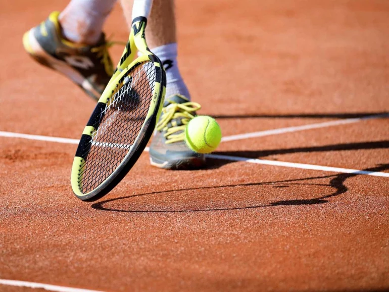 Raquette tennis balle terre battue